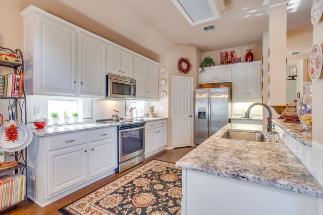 6904 Spring Valley Way, Fort Worth, TX 76132