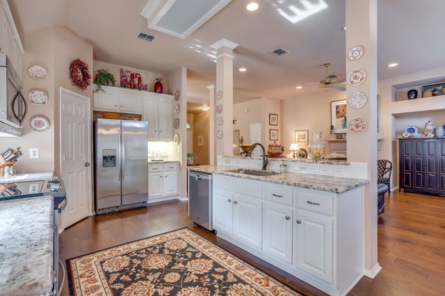 6904 Spring Valley Way, Fort Worth, TX 76132