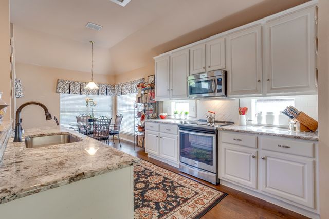 6904 Spring Valley Way, Fort Worth, TX 76132