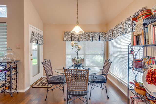 6904 Spring Valley Way, Fort Worth, TX 76132