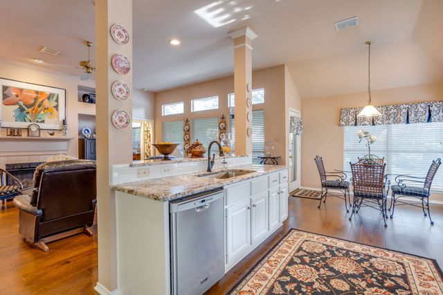 6904 Spring Valley Way, Fort Worth, TX 76132