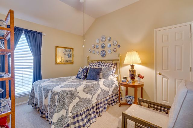 6904 Spring Valley Way, Fort Worth, TX 76132