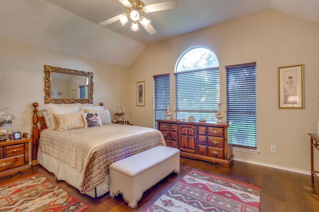 6904 Spring Valley Way, Fort Worth, TX 76132