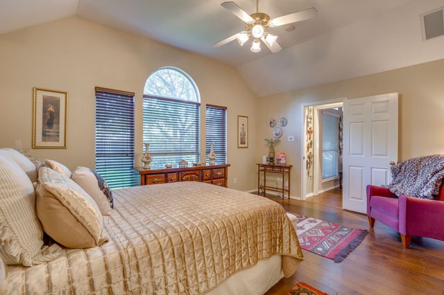 6904 Spring Valley Way, Fort Worth, TX 76132