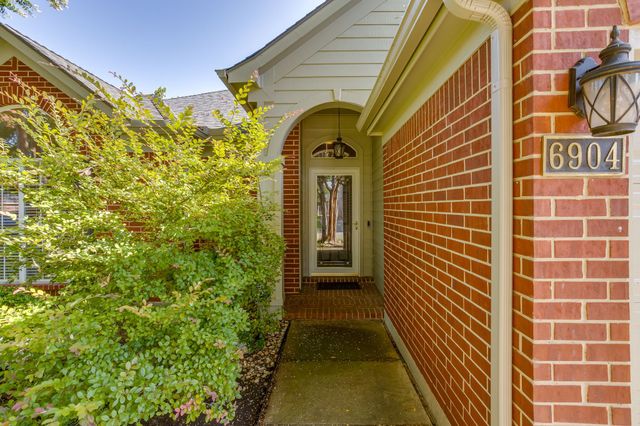 6904 Spring Valley Way, Fort Worth, TX 76132