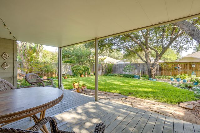 6904 Spring Valley Way, Fort Worth, TX 76132