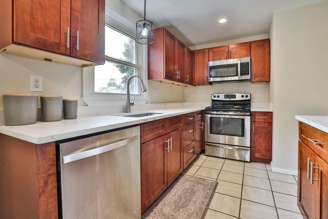 17 Robinson St, Fitchburg, MA 01420
