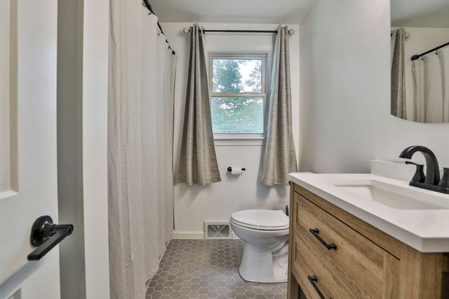 17 Robinson St, Fitchburg, MA 01420