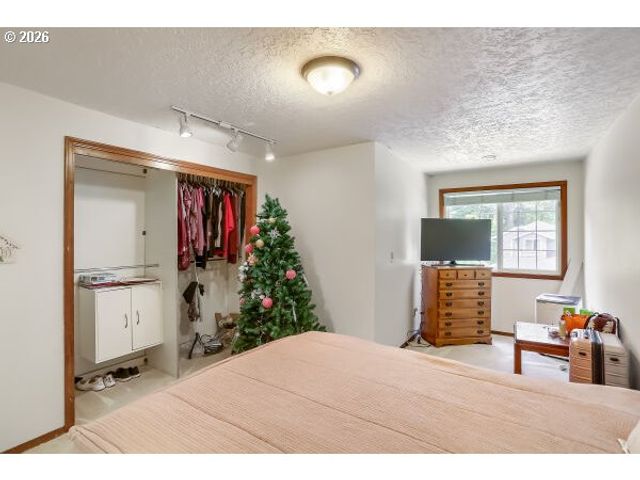 11840 Se TIMBER VALLEY Dr, Happy Valley, OR 97086