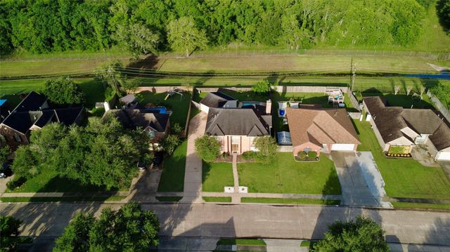 244 Plum Circle, Lake Jackson, TX 77566