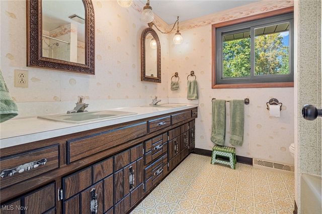 6713 Farview Road, Brecksville, OH 44141