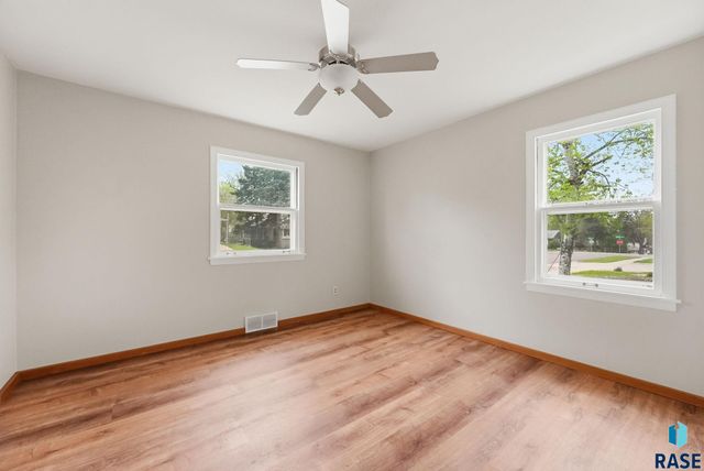 1121 S Willow Ave Avenue, Sioux Falls, SD 57105