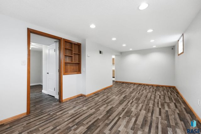 1121 S Willow Ave Avenue, Sioux Falls, SD 57105