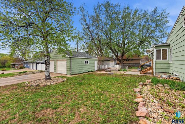 1121 S Willow Ave Avenue, Sioux Falls, SD 57105