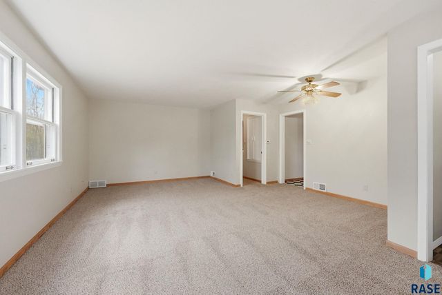 1121 S Willow Ave Avenue, Sioux Falls, SD 57105