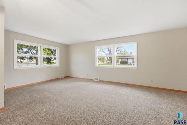 1121 S Willow Ave Avenue, Sioux Falls, SD 57105
