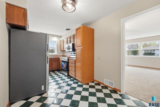 1121 S Willow Ave Avenue, Sioux Falls, SD 57105