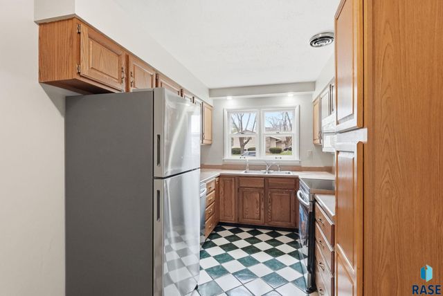 1121 S Willow Ave Avenue, Sioux Falls, SD 57105