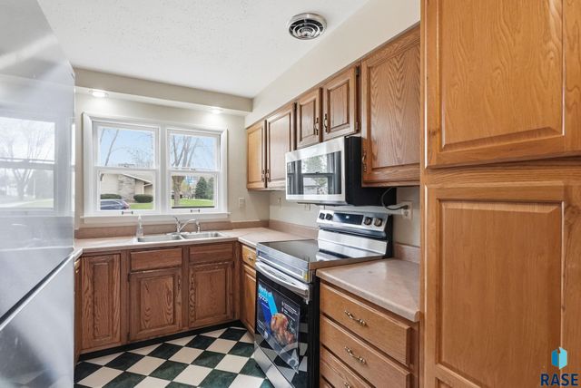 1121 S Willow Ave Avenue, Sioux Falls, SD 57105