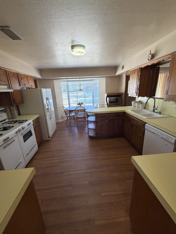 1329 E UNION BOWER Road, Irving, TX 75061 — photo 3