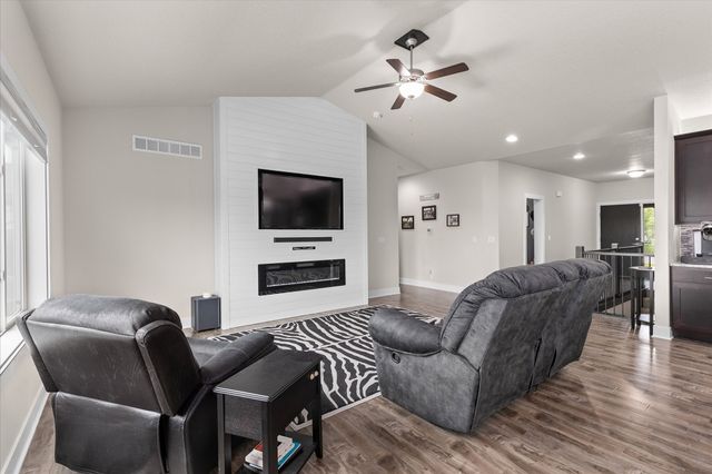 400 SE 17th Court, Grimes, IA 50111