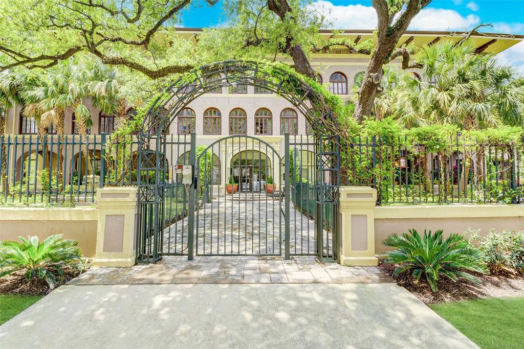 2700 Albany Street 3B, Houston, TX 77006