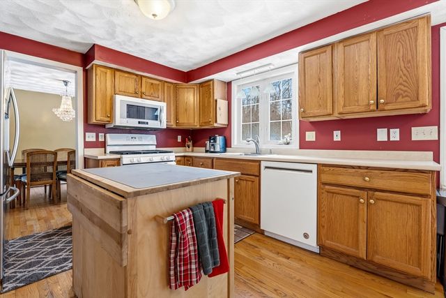 1 Rosemary Ln, Chelmsford, MA 01824