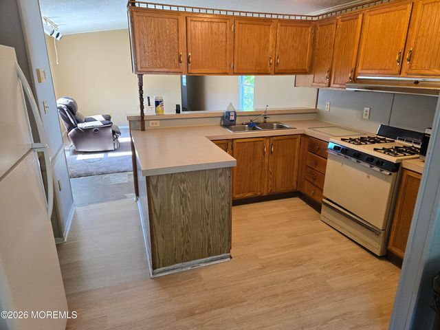 33 Ruffian Way, Howell, NJ 07731