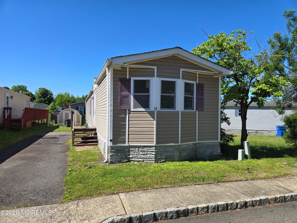 33 Ruffian Way, Howell, NJ 07731