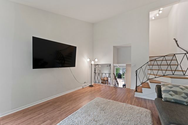 381 N 4th Avenue B, Des Plaines, IL 60016