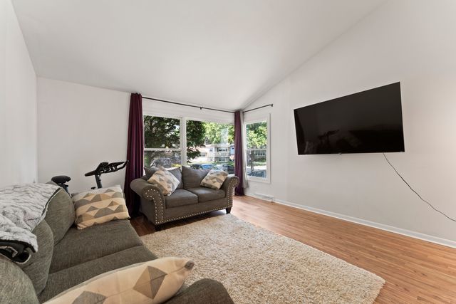 381 N 4th Avenue B, Des Plaines, IL 60016