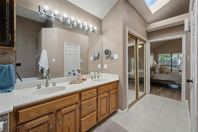 1148 Meadows Drive, Grand Prairie, TX 75052