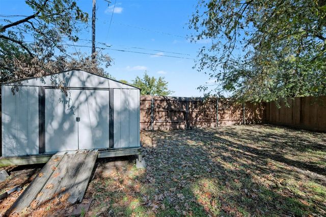 1148 Meadows Drive, Grand Prairie, TX 75052