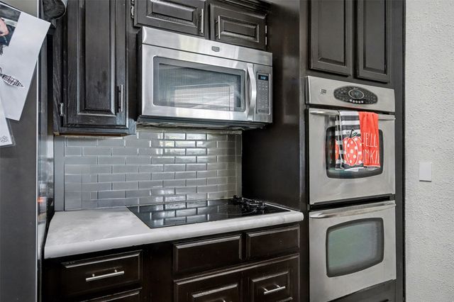 1148 Meadows Drive, Grand Prairie, TX 75052