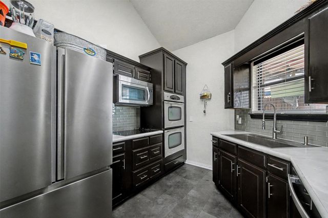 1148 Meadows Drive, Grand Prairie, TX 75052