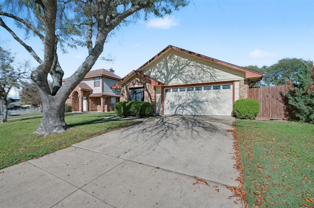 1148 Meadows Drive, Grand Prairie, TX 75052