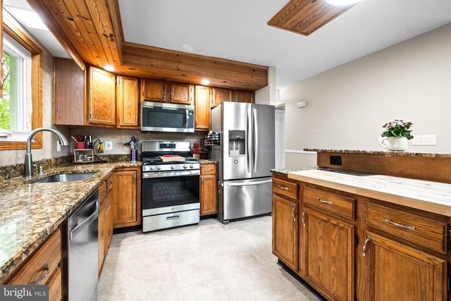 5 CARTER DR, Southampton, NJ 08088