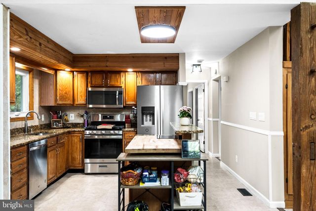 5 CARTER DR, Southampton, NJ 08088