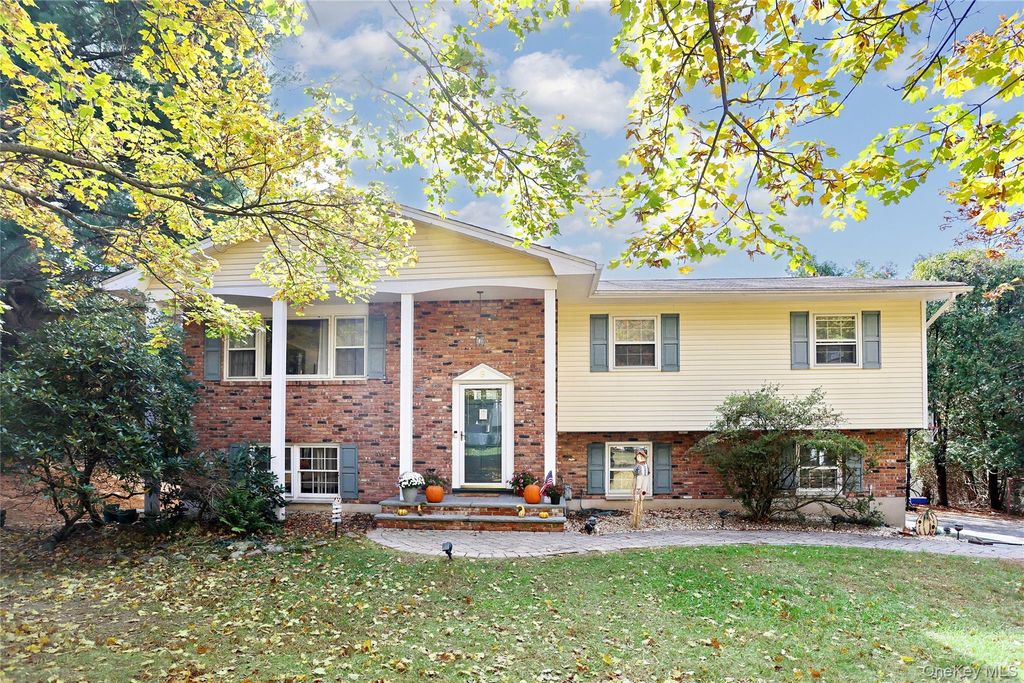 9 S Amundsen Lane, Airmont, NY 10901