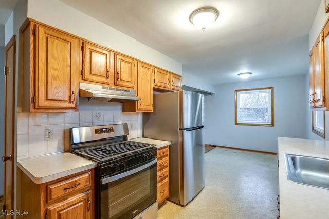 33 Meadowgate Boulevard, Bedford, OH 44146