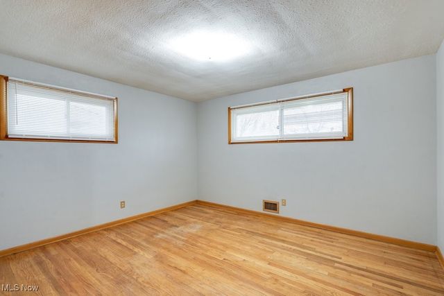 33 Meadowgate Boulevard, Bedford, OH 44146