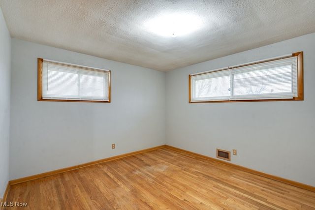 33 Meadowgate Boulevard, Bedford, OH 44146