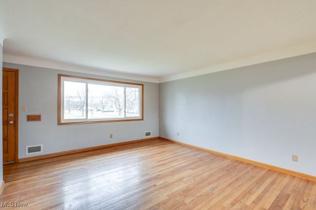 33 Meadowgate Boulevard, Bedford, OH 44146