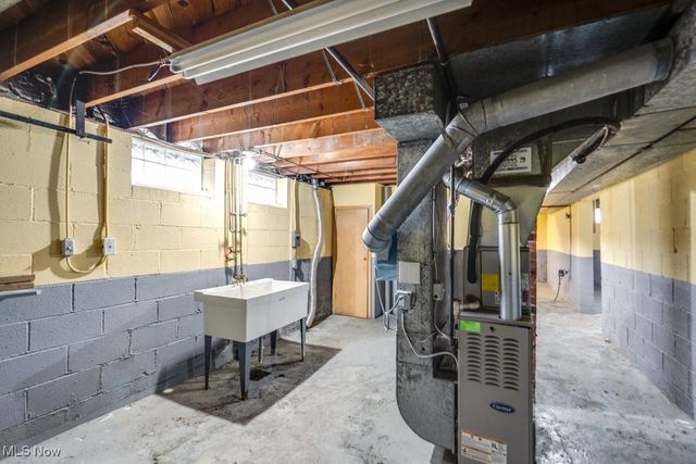 33 Meadowgate Boulevard, Bedford, OH 44146