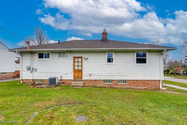 33 Meadowgate Boulevard, Bedford, OH 44146