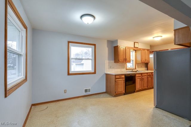 33 Meadowgate Boulevard, Bedford, OH 44146