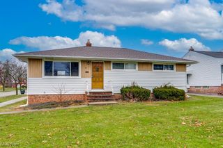 33 Meadowgate Boulevard, Bedford, OH 44146