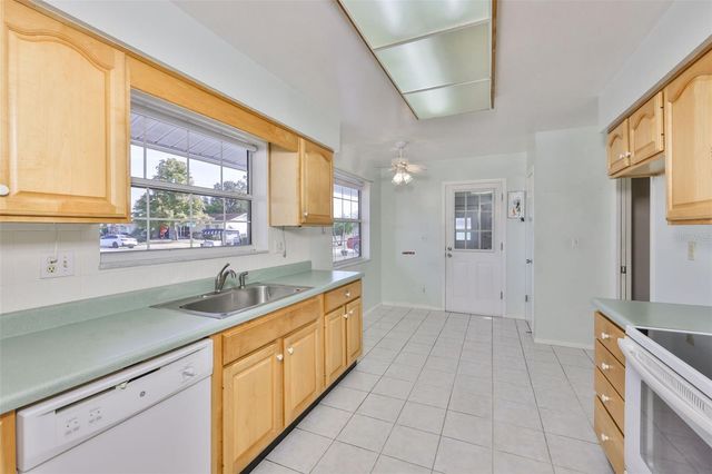 1502 DESERT HILLS DRIVE, Sun City Center, FL 33573