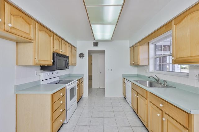 1502 DESERT HILLS DRIVE, Sun City Center, FL 33573