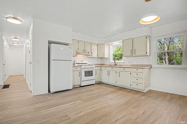 10787 N D Drive, Kendallville, IN 46755